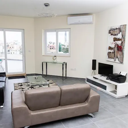 Fully Serviced Penthouse With Great Views - Apartment *