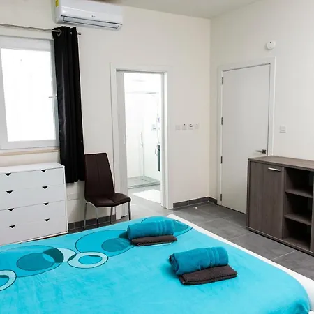Fully Serviced Penthouse With Great Views - Apartment