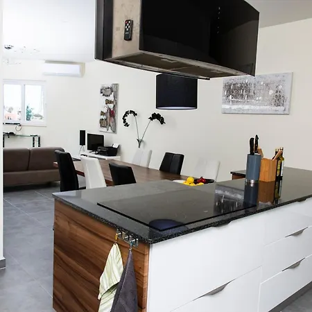 Fully Serviced Penthouse With Great Views -