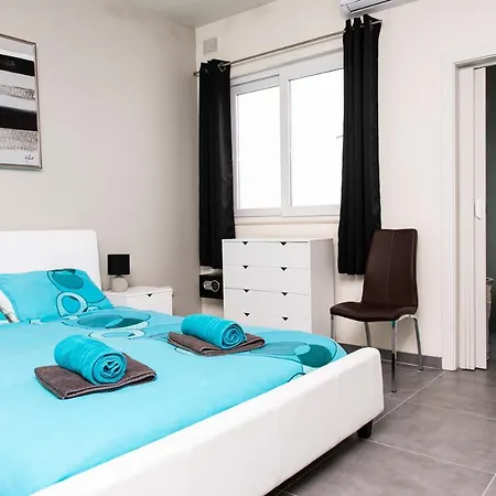 Fully Serviced Penthouse With Great Views - *